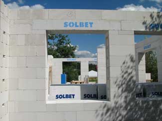 Czy wiesz, że murując z bloczków SOLBET nie potrzebujesz specjalnych bloczków np. połówkowych?